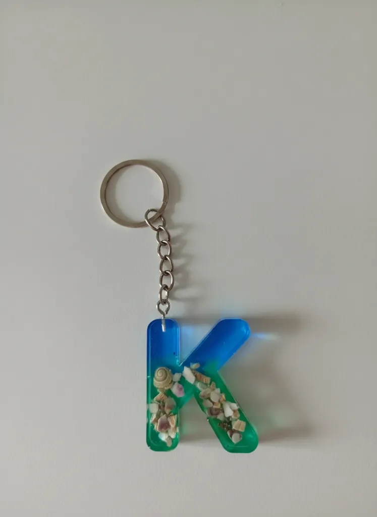 Deniz Kabuklu "K" Harfi Epoksi Anahtarlık - Çanta Süsü (Kaleidos)