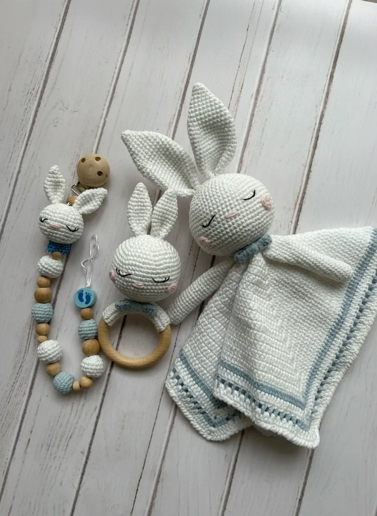 Amigurumi Tavşanlı Bebek Uyku Arkadaşı ve Emzik Zinciri Seti