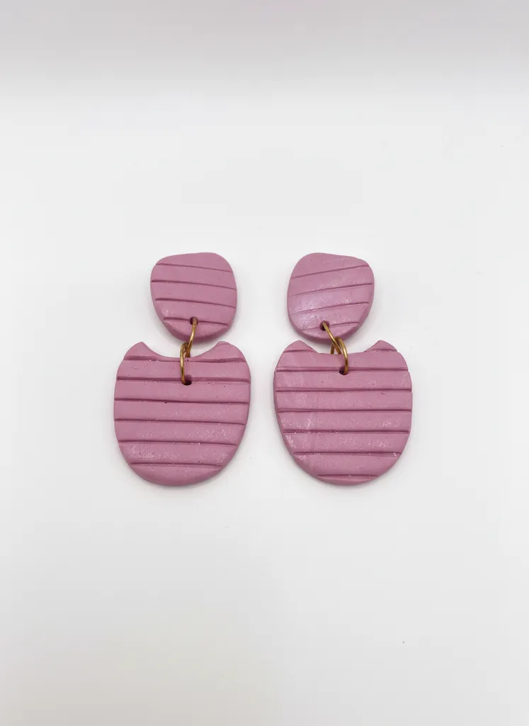 Pembe Polimer Kil El Yapımı Küpe - Çizgili Tasarım, Modern ve Şık