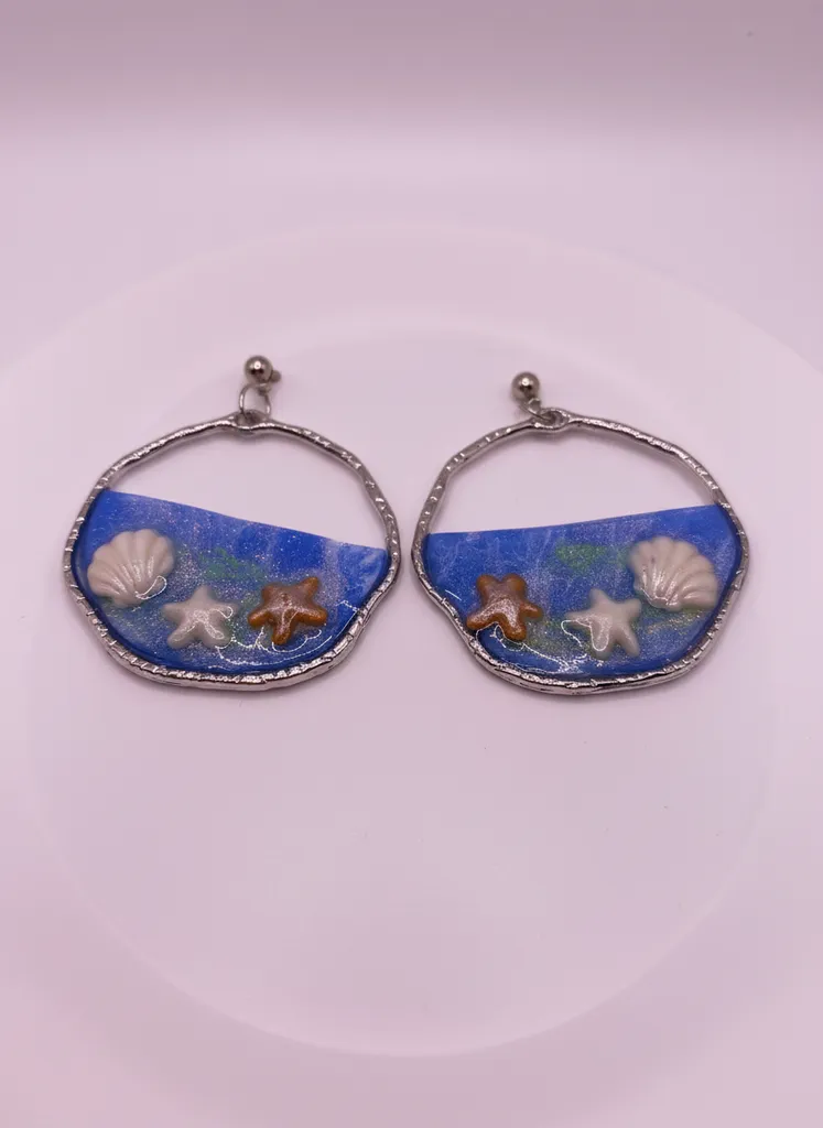 El Yapımı Deniz Kabuklu ve Deniz Yıldızlı Mavi Reçine Küpe - Denizden Esintiler