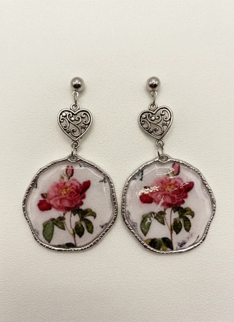 Resin Kaplama Güllü El Yapımı Küpe - Gümüş Renkli Kalp Detaylı Şık Tasarım