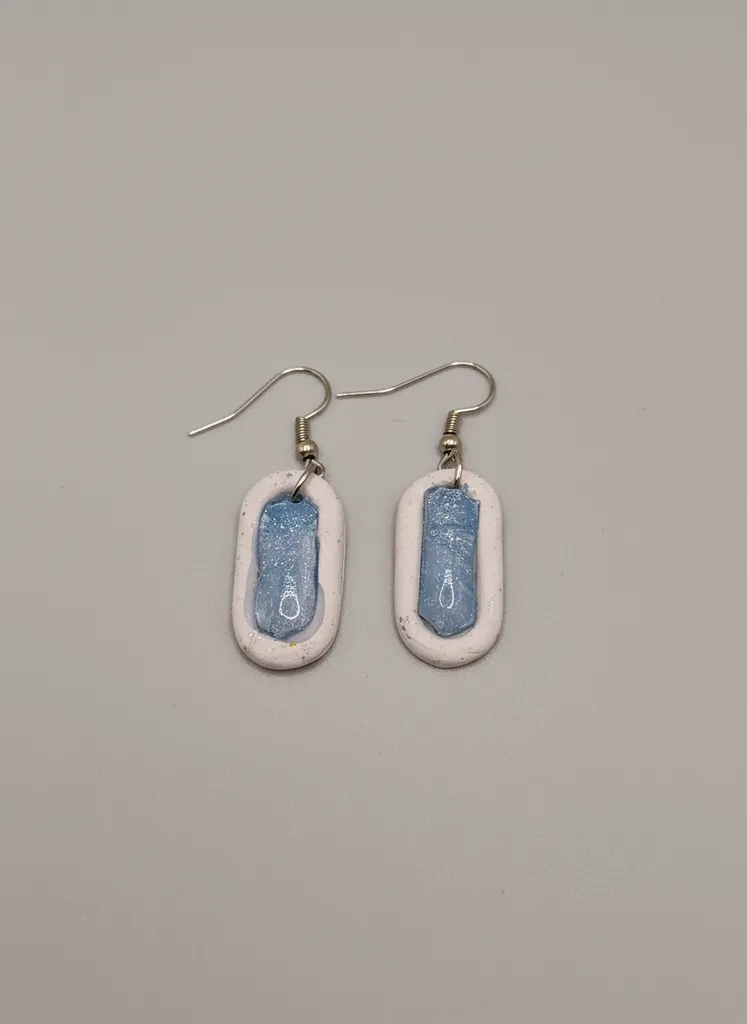 El Yapımı Mavi Resin Detaylı Beyaz Seramik Küpe - Şık ve Özgün Tasarım