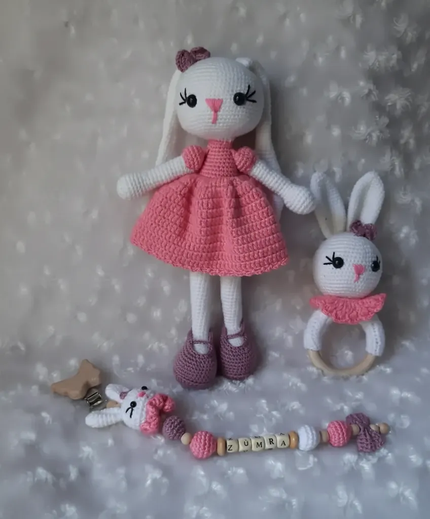 El Yapımı Tavşan Bebek Oyun Seti - Amigurumi Oyuncak, Çıngırak ve Emzik Zinciri
