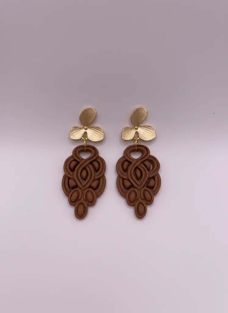 Kahverengi El Yapımı Tasarım Küpe - Altın Renkli Çiçek Detaylı Efsane Model