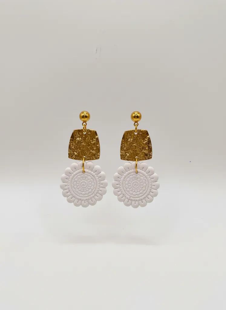 Beyaz Çiçek ve Gold Detaylı El Yapımı Küpe - Şık ve Zarif Tasarım