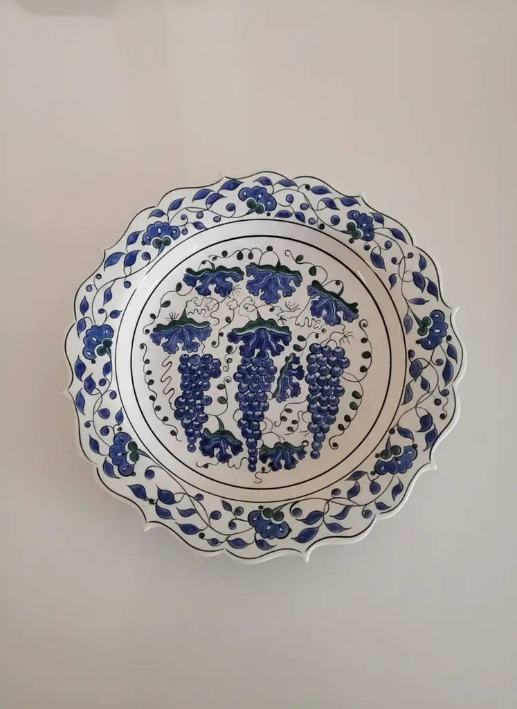 Klasik Üzüm Salkımı Desenli El Yapımı Çini Sunum Tabağı – Kenar Oyuntulu Model