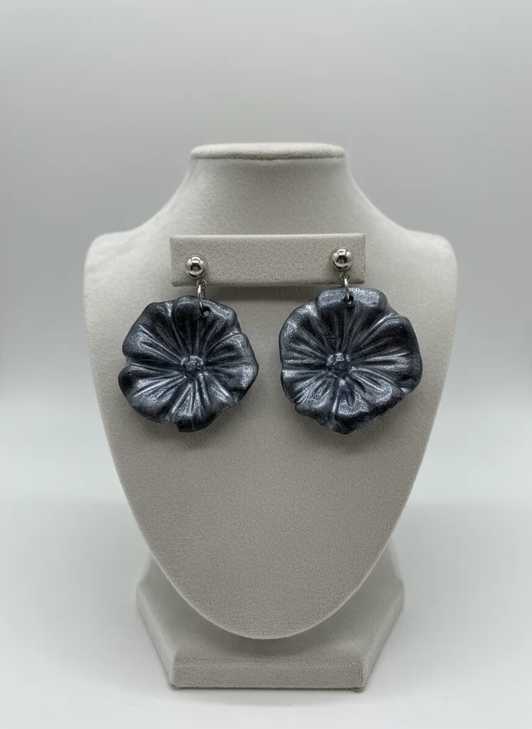 El Yapımı Siyah Gül Tasarımlı Polimer Kil Küpe - Şık ve Zarif