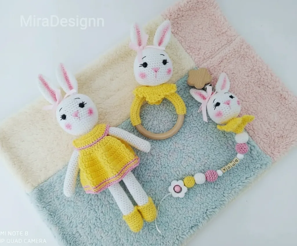 El Yapımı Amigurumi Tavşan 3'lü Set - Organik Oyuncak Bebek Çıngırak ve Emzik Zinciri