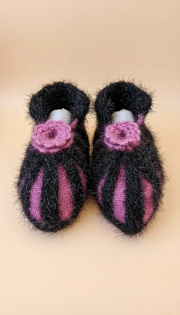 El Örgüsü Pembe ve Siyah Çizgili Bot Patik - Çiçek Detaylı Ev Terliği
