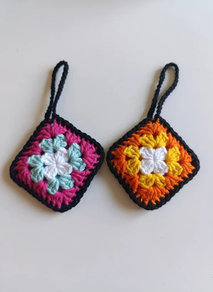El Yapımı Çiçek Motifli Örgü Anahtarlık - 2'li Set, Renkli, Şık Tasarım