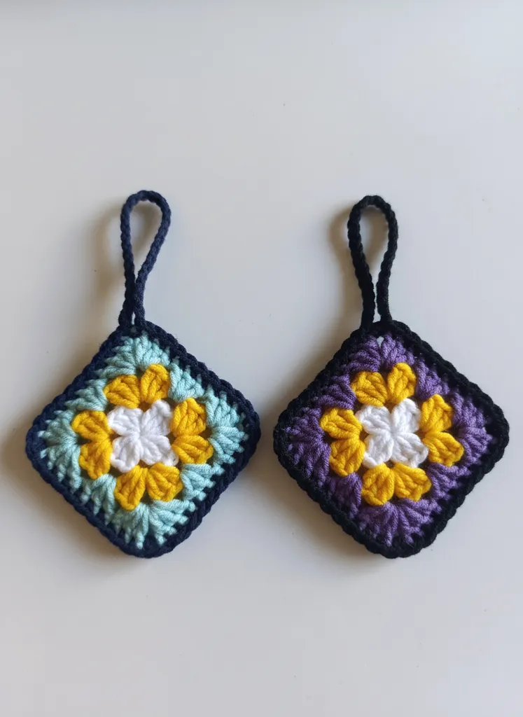 El Yapımı Çiçek Desenli Örgü Anahtarlık Seti - Mavi ve Mor Renklerde