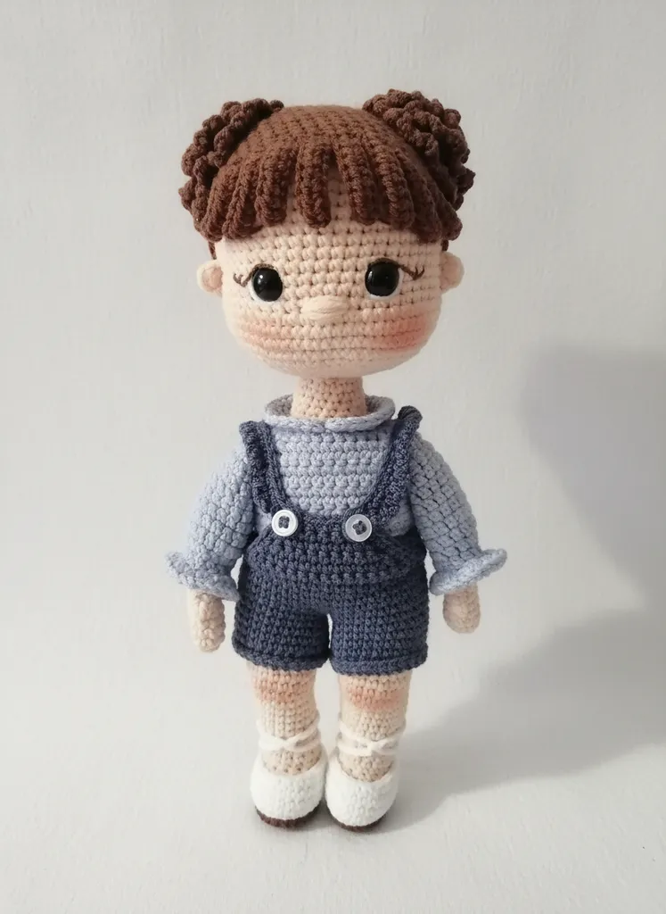 Mavi Tulumlu Ayla Bebek - 30 cm Pamuk İpten Amigurumi Oyuncak