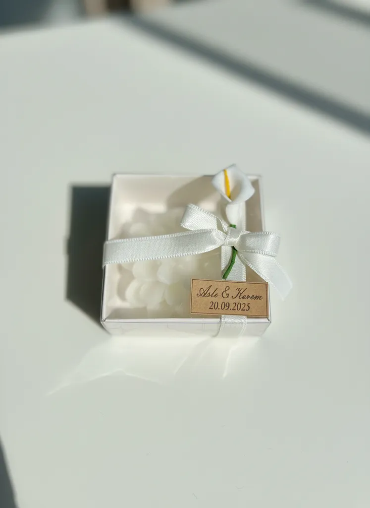 Beyaz Kraft Kutulu Lotus Mum Seti  (15 adet)- Yapay Çiçek  ve Kurdele Detaylı