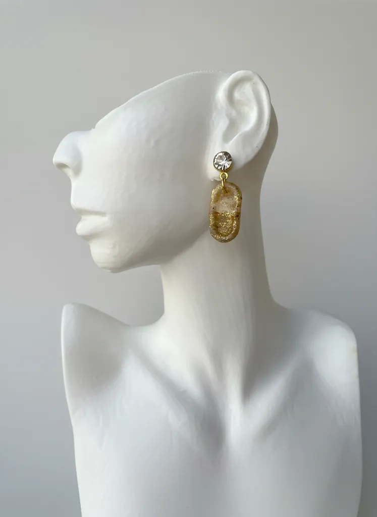 Altın Detaylı Taşlı Küpe - Şık ve Zarif Tasarım Hediye Takı