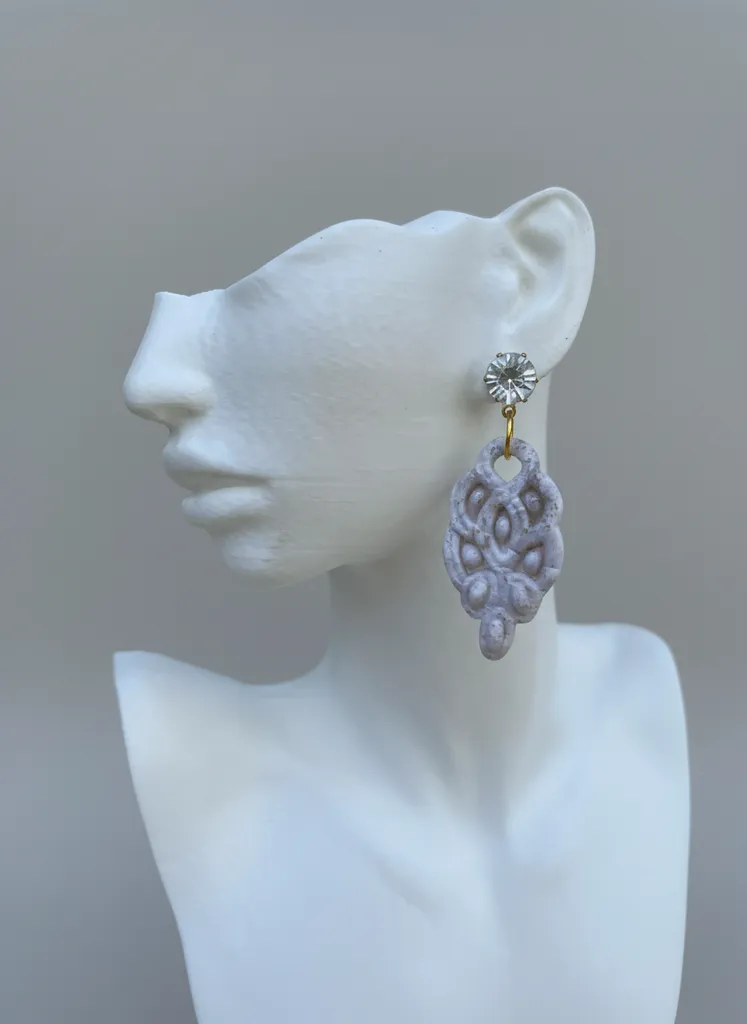 Taş Detaylı Şık Küpe - Zarif Tasarım ve Özel İşçilik