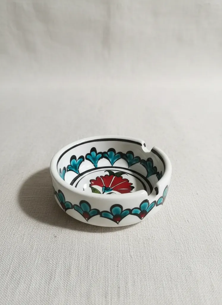 İznik Çini Kül Tablası - Kırmızı Karanfil Desenli El Boyama