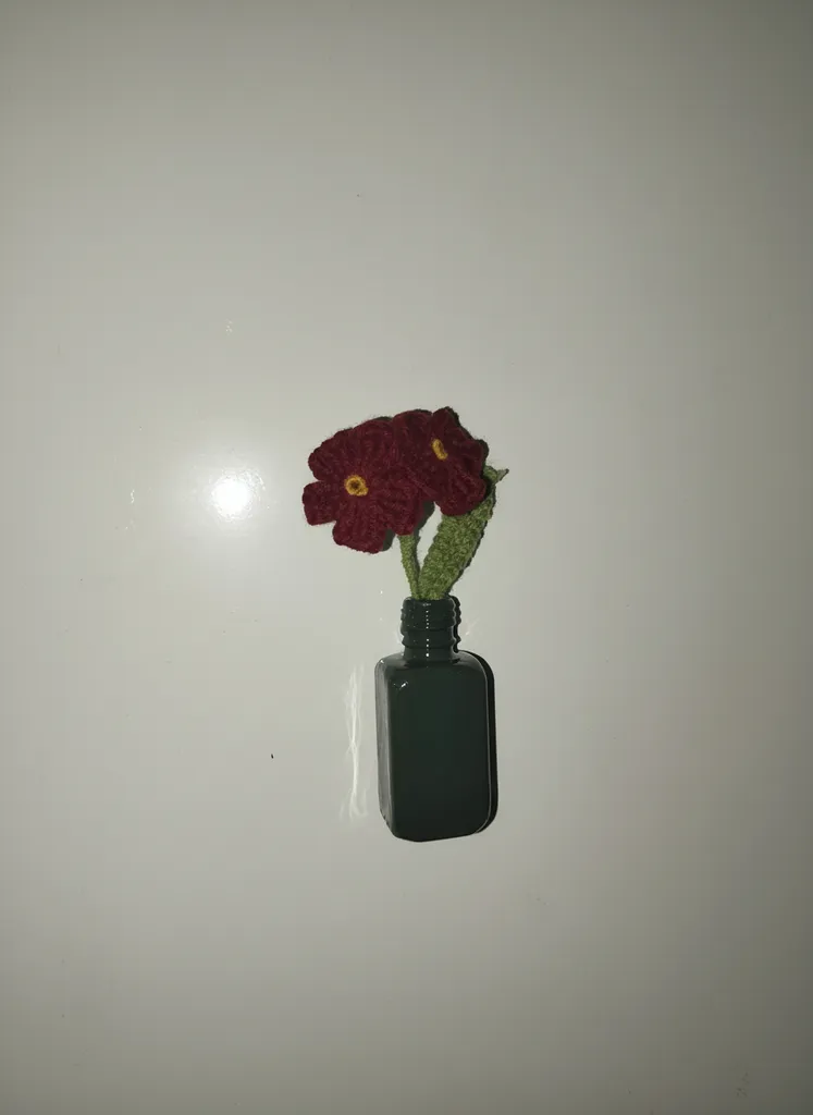 Tığ İşi Kırmızı Çiçek Desenli Yeşil Vazo Magnet