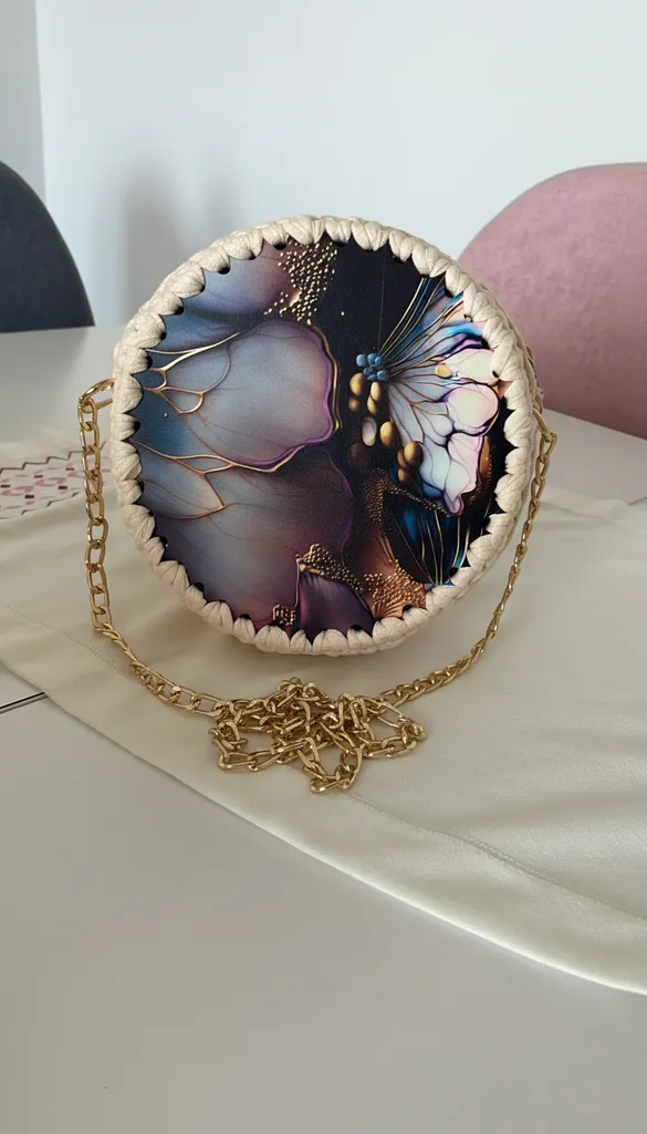 Krem Renkli Plak Üzerine Çiçek Desenli Gold Zincirli Çanta