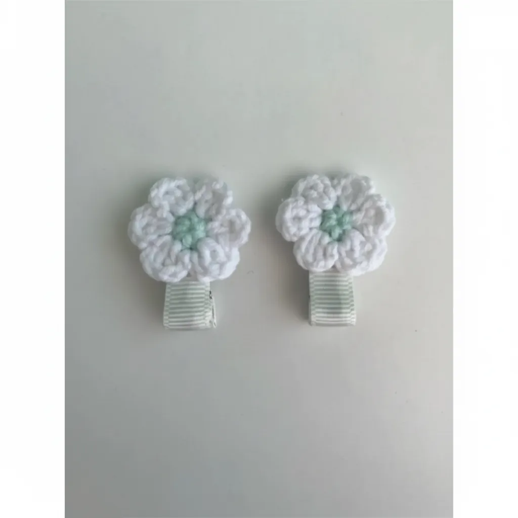 White Daisy Patterned 2-Piece Baby Hair Clip Green
