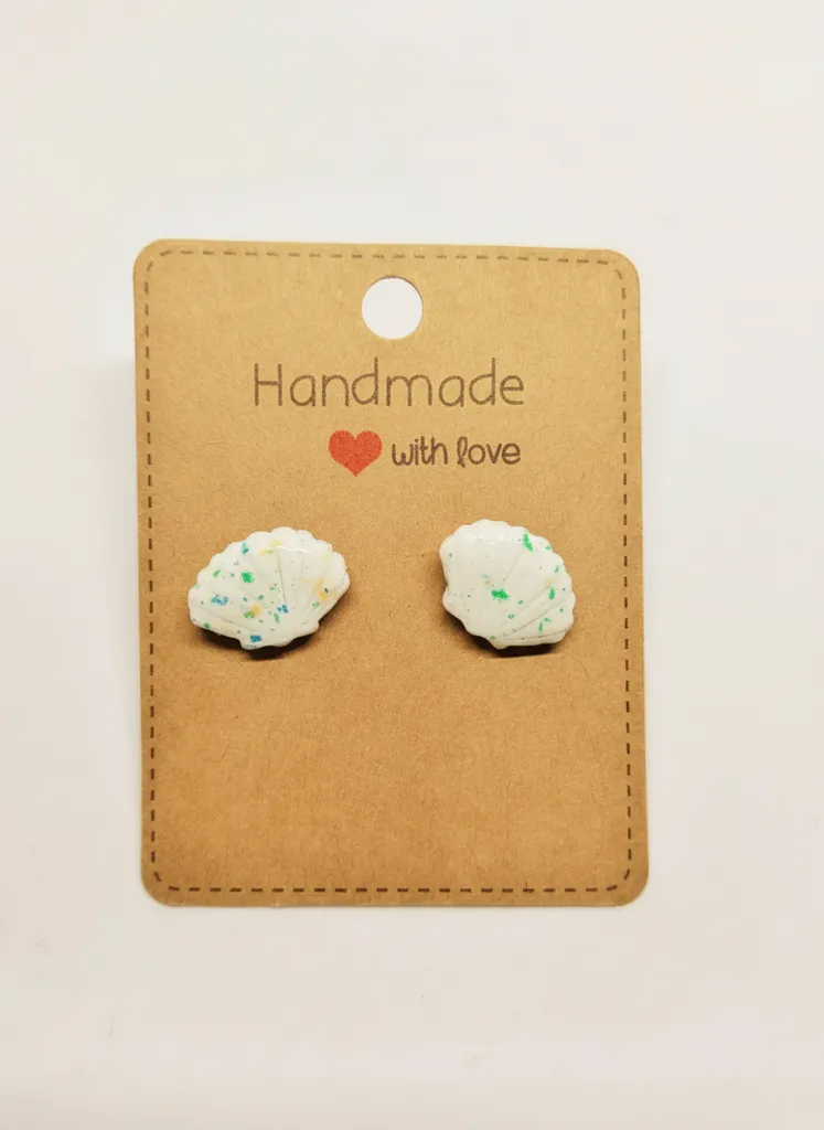 Beyaz Zeminli Renkli Deniz Kabuğu Tasarımlı Küpe