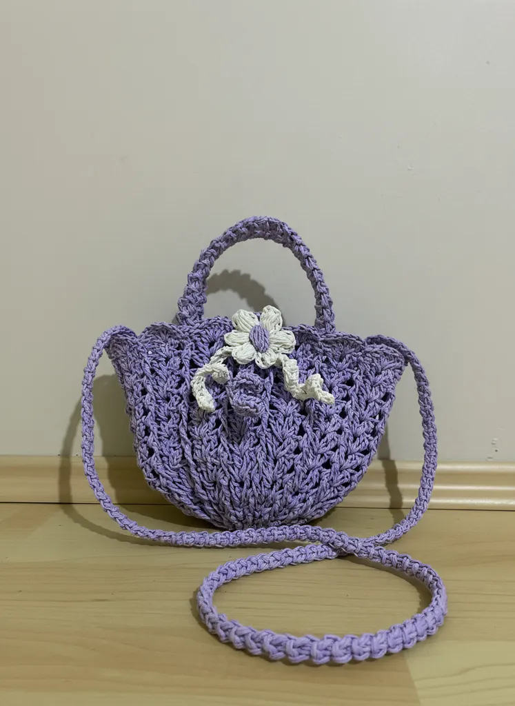 El Örgüsü Lila Kâğıt İp Çocuk Çanta - Çiçek Detaylı Omuz ve El Çantası