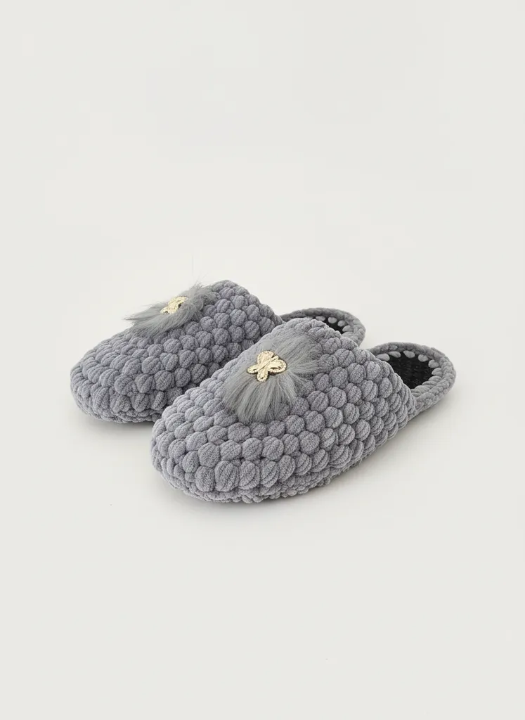 Gri Peluş Kadın Ev Terliği - Çiçek Detaylı, Sıcak Tutan Yumuşak