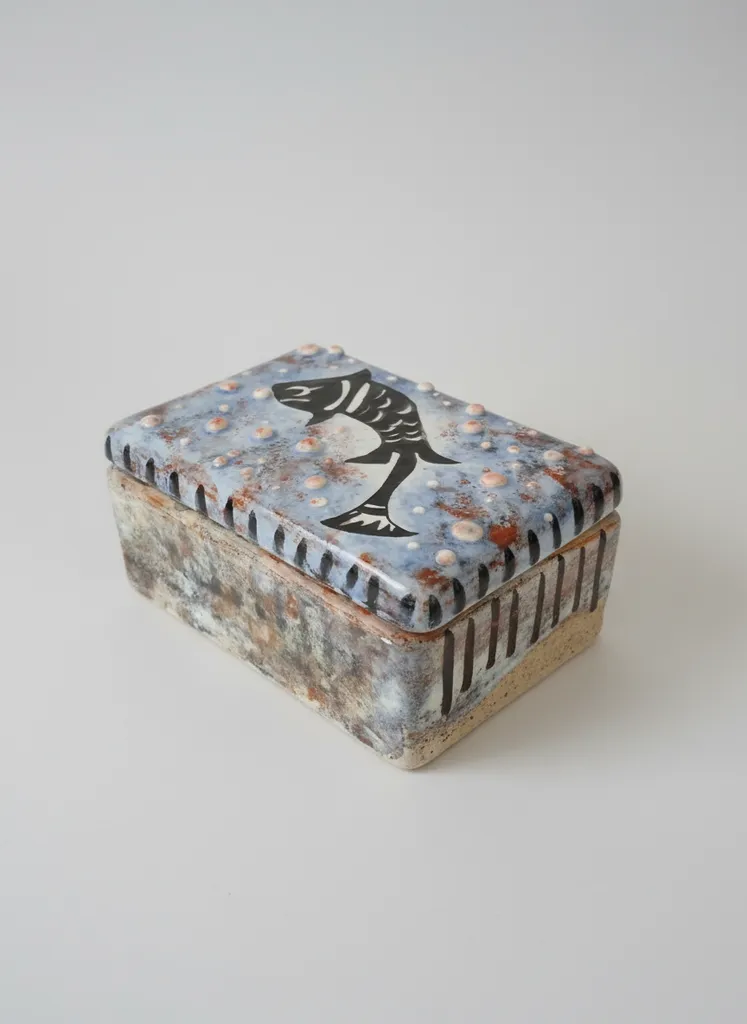 Dikdörtgen Çini Takı Kutusu - Balık Desenli ve Kabartma Boyalı