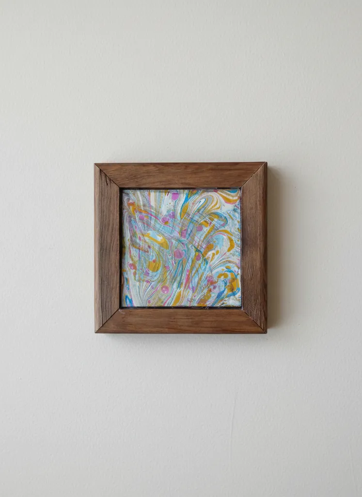 Ahşap Çerçeveli Ebru Desenli Çini Tablo - 10x10 cm Boyutunda