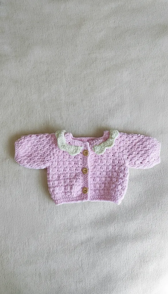 Pembe Kadife Bebek Hırkası - Fırfır Yaka Detaylı, El Örgüsü