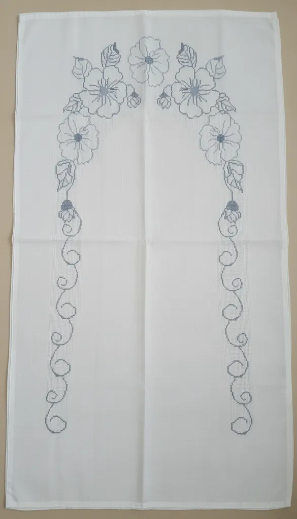 Etamin İşlemeli Beyaz Seccade - Çiçek Desenli Namazlık - El İşlemesi