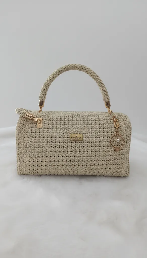 Krem Rengi Makrome Örgü Omuz Çantası - Altın Detaylı Şık Tasarım