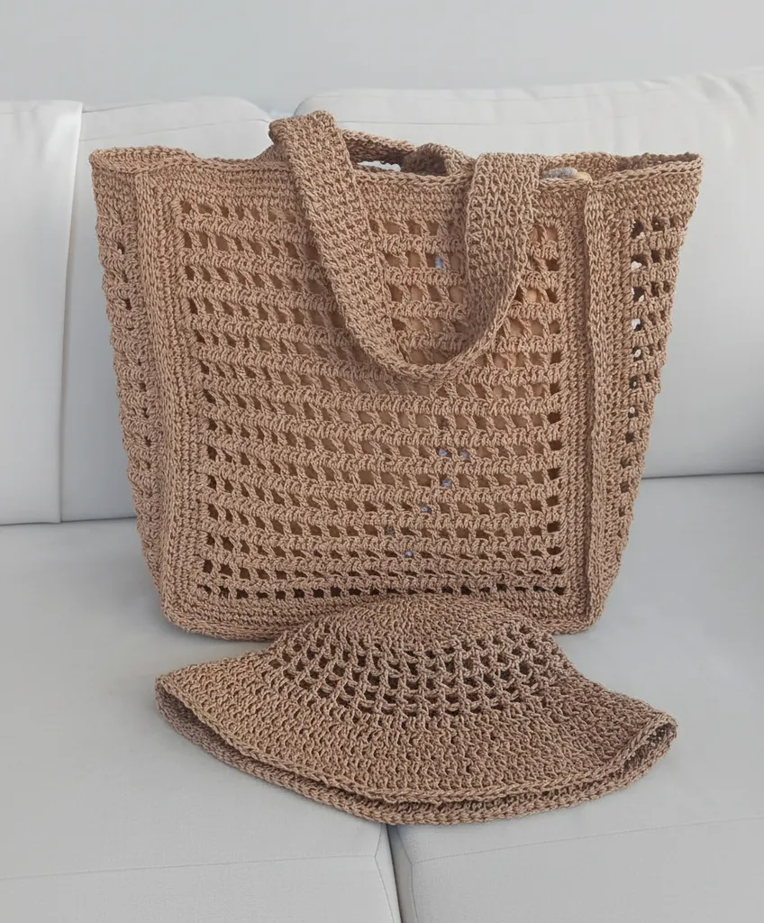 Açık Kahve Renkli Hasır File Omuz Çantası ve Şapka Kombinasyonu