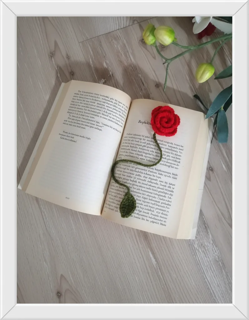 Kırmızı Gül Motifli Örgü Kitap Ayracı - El Emeği Hediyelik