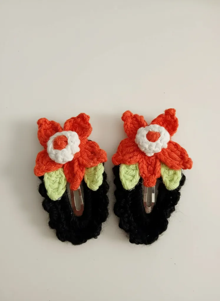 Turuncu ve Yeşil Yapraklı Çiçek Motifli Örgü Kıskaçlı Toka - El Yapımı