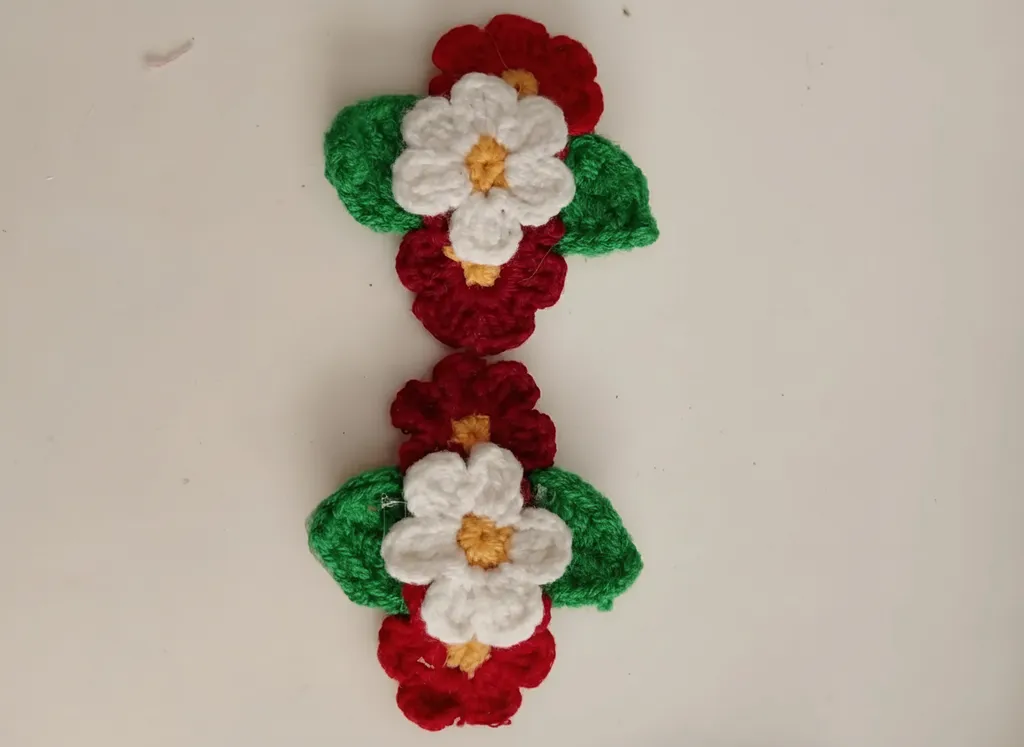 Knitted Red, Green and White Flower Motif Metal Clasp Hair Clip