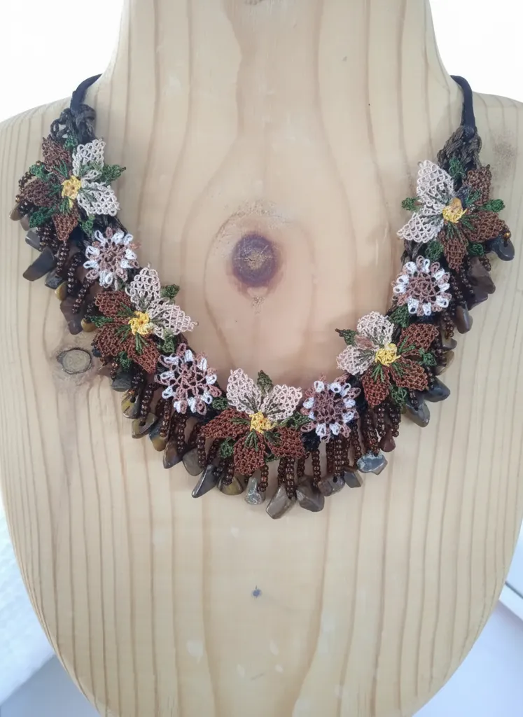 Kahve Tonlarında İğne Oyası Çiçek Motifli Doğal Taş Detaylı Kolye