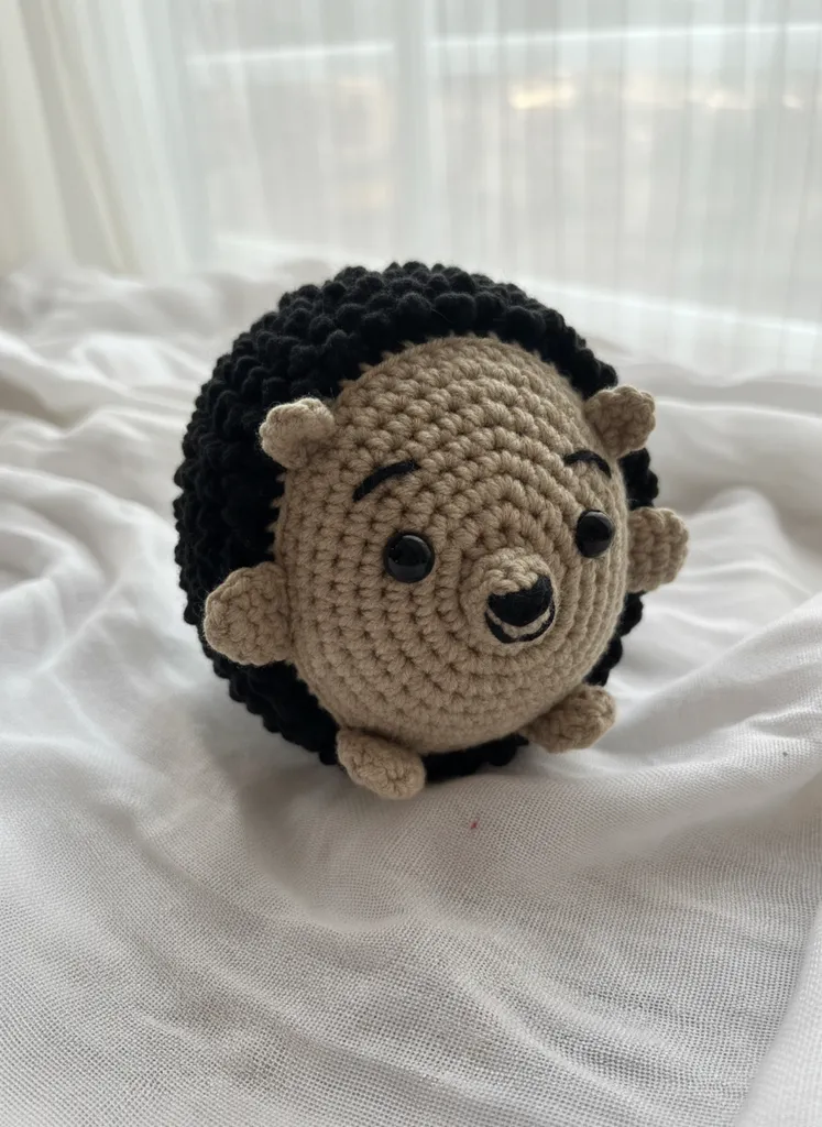 Örgü Oyuncak Kirpi - Siyah ve Bej Renkli Amigurumi Bebek Hediyesi