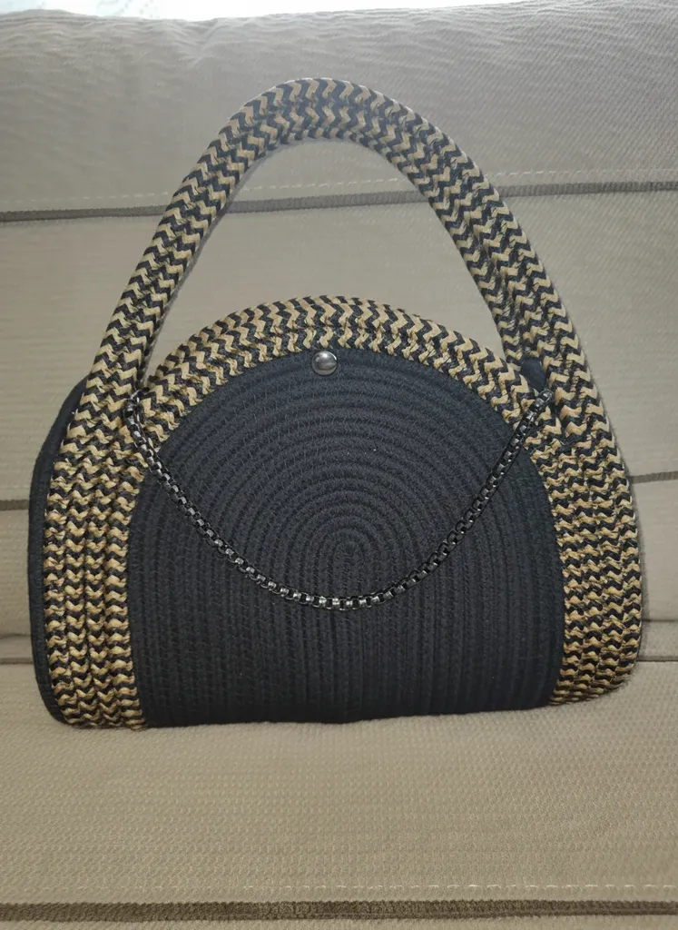 Siyah Hasır Görünümlü Yarım Ay Formlu Omuz ve El Çantası