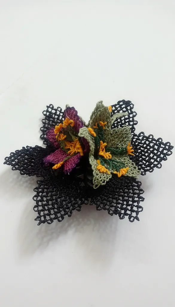 İğne Oyası Çiçek Broş - Siyah Dantel Detaylı Yaka Aksesuarı
