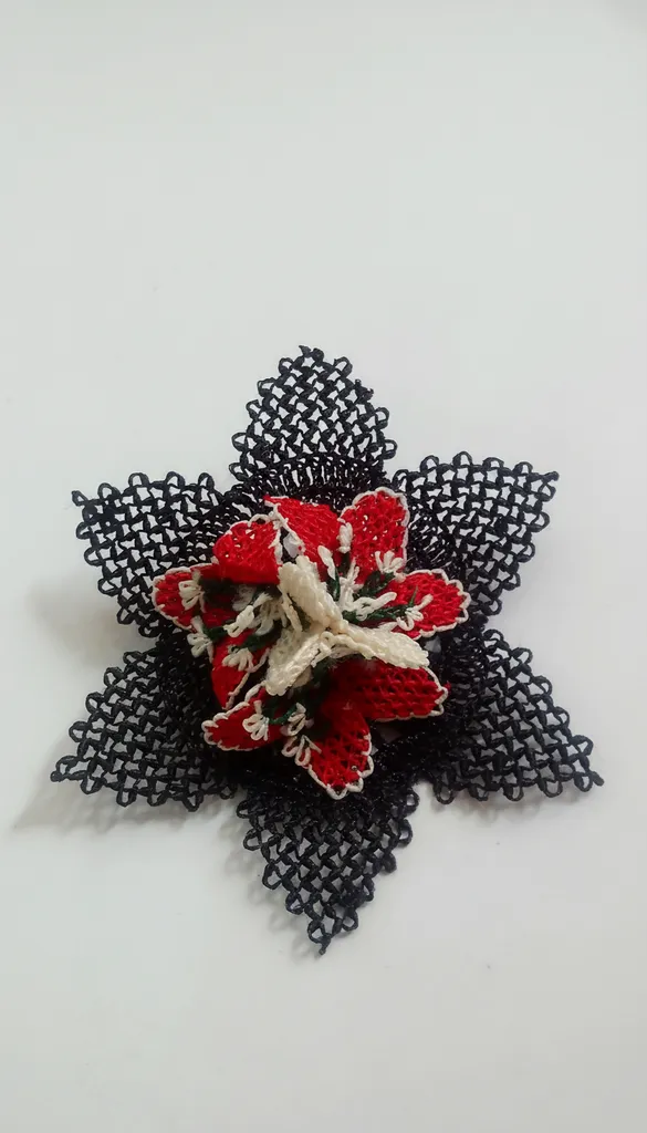 Kırmızı Beyaz Çiçek Desenli İğne Oyası Yaka Broşu - El Emeği
