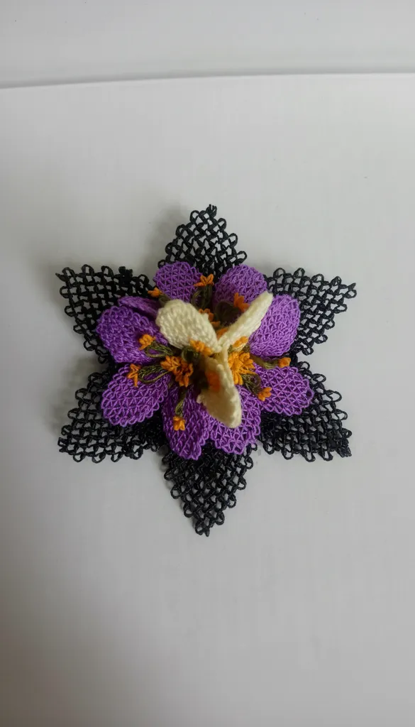 Mor ve Siyah İğne Oyası Çiçek Broş - El Emeği Yaka Aksesuarı