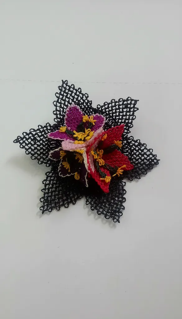 Renkli İğne Oyası Çiçek Broş - El Emeği Yaka Aksesuarı