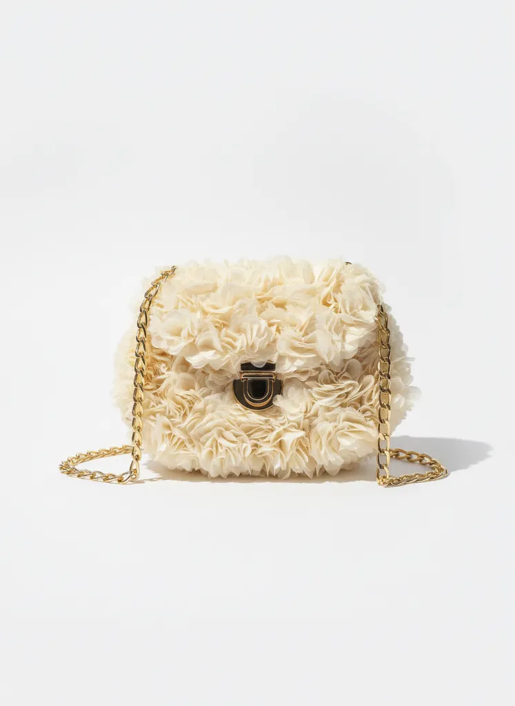 Krem Rengi Çiçek Detaylı Kapaklı Omuz Çantası Altın Rengi Zincir Askılı