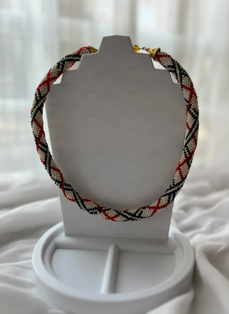 Boncuk Dokuma Çizgili Kolye - Kırmızı, Siyah, Beyaz Hapishane İşi