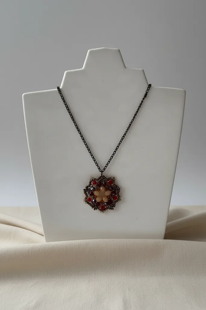 Boncuk İşlemeli Otantik Kolye - Yuvarlak Desenli, Bronz Zincirli