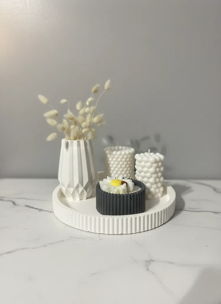 Nordik Beyaz Dekor Seti: Bubble Mumlar, Papatya Kap Mum, Vazo ve Çizgili Tepsi