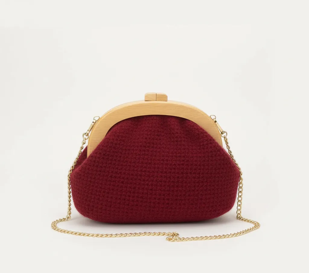 Bordo Yün Örgü Omuz Çantası - Ahşap Detaylı ve Zincir Askılı Şık Tasarım