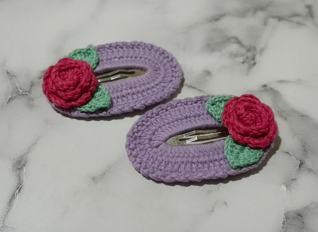 Lila Örgü Toka - Kırmızı Gül ve Yeşil Yaprak Detaylı Çıtçıtlı Saç Tokası