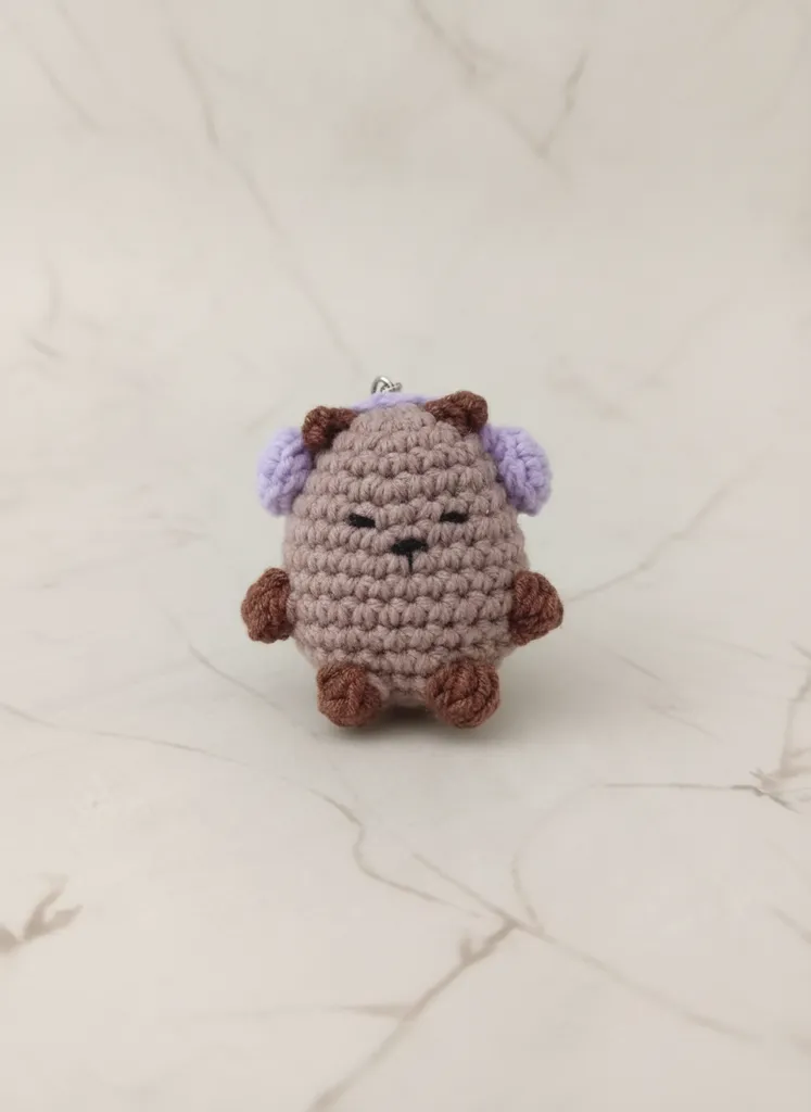 Örme Kapibara Anahtarlık - Lavanta Kulaklıklı Amigurumi Kapibara
