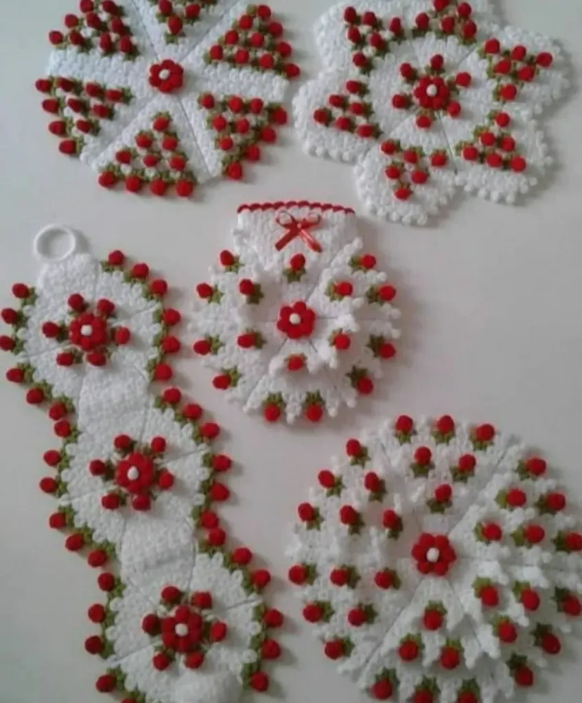 Beyaz ve Kırmızı Çiçek Desenli 5'li Lif Takımı - El Emeği